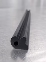 Профиль 5х7х11,5х15 с отверстием по чертежу EPDM для иллюминатора (3)